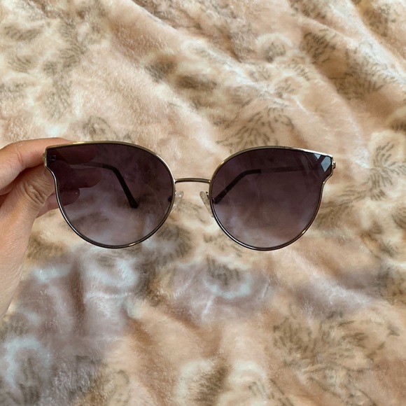 ❌SOLD❌Guess Sunglasess - Picture 2 of 5
